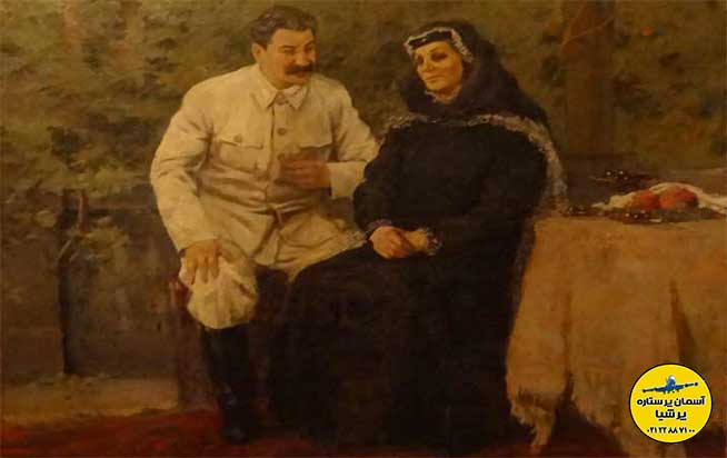 استالین به همراه مادرش
